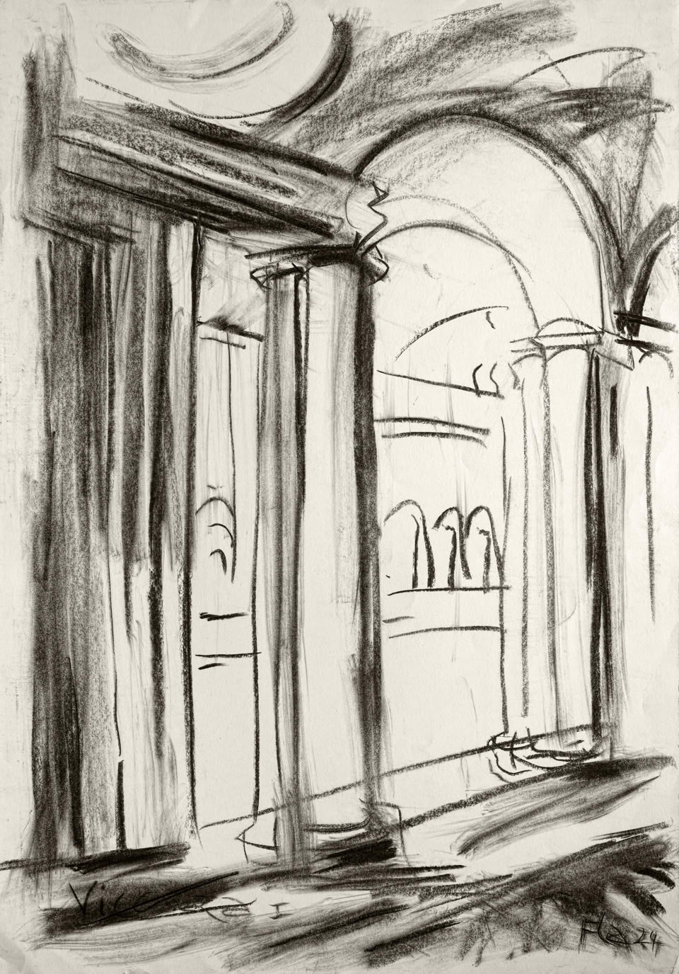 Bildtitel: Säulen der Arkade in der Basilica Palladiana, Vicenza I Kurzbeschreibung: Die Schwarz-Weiß-Zeichnung zeigt einen detailreduzierten, skizzenhaften Blick auf die massiven Säulen und Rundbögen einer Arkade. Im Vordergrund dominieren zwei kräftige Säulen mit starken, dunklen Schraffuren, die ein massives Gesims tragen. Durch den rechten Bogen hindurch öffnet sich der Blick auf eine zweite architektonische Ebene, wo zart angedeutete, schmale Bögen oder Fensterreihen zu erkennen sind. Die Zeichnung zeichnet sich durch einen spontanen, expressiven Strich aus, der sowohl harte Konturen als auch weiche, verwischte Kohlestift-Flächen nutzt. Am unteren Rand sind der Titel "Vicenza I" sowie die Künstlersignatur zu sehen. Technik: Kohlestift auf Karton, 70 x 100 cm, 2024 Künstler: Peter Flachmann (Diese Kurzbeschreibung wurde mit KI erstellt.)