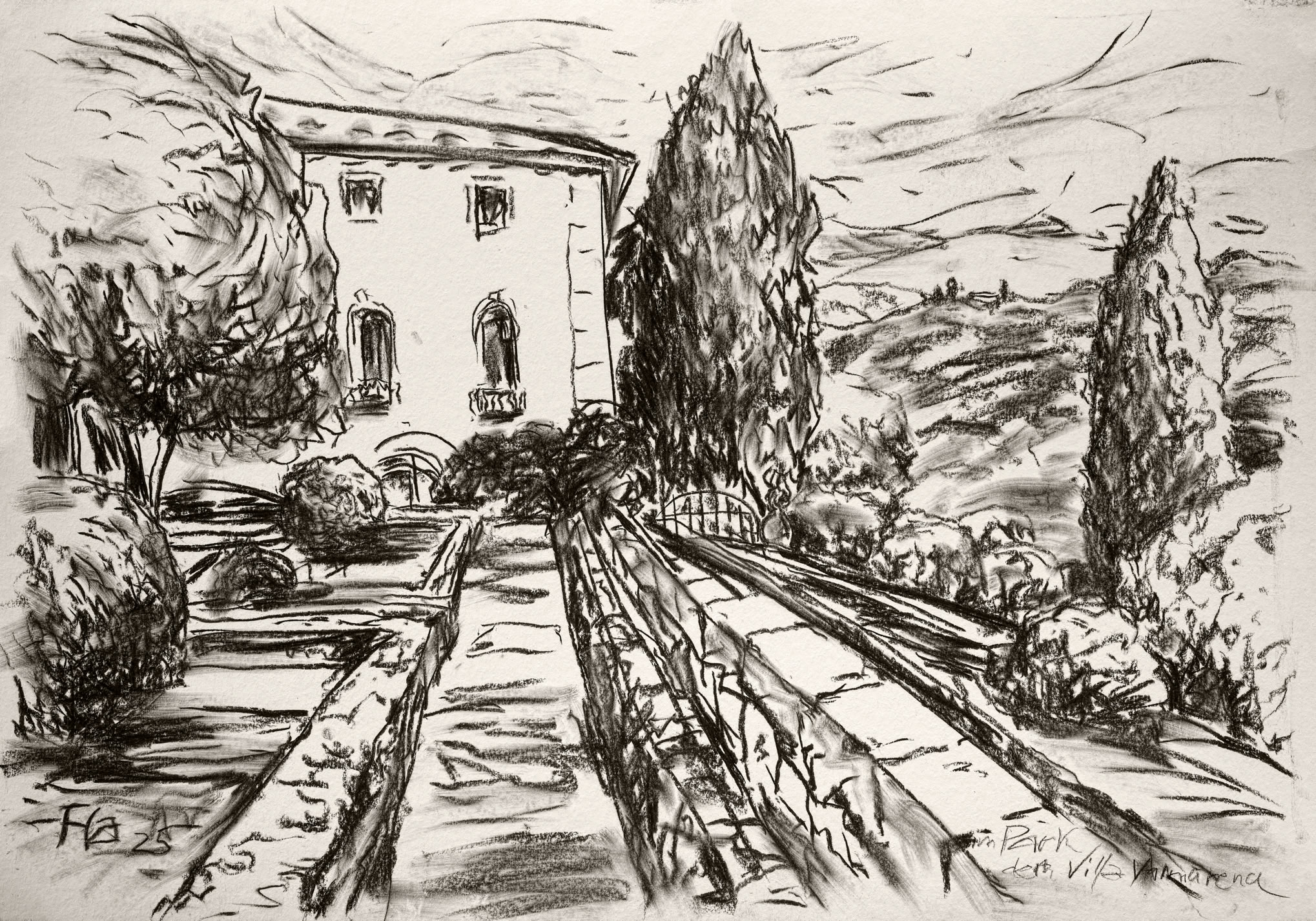Bildtitel: Im Park der Villa Valmarana ai Nani mit der Foresteria Kurzbeschreibung: Die Schwarz-Weiß-Zeichnung zeigt den Blick durch einen terrassierten Garten auf die Foresteria (das Gästehaus) der Villa Valmarana ai Nani. Von unten führt eine breite, gepflasterte Treppenanlage mit seitlichen Einfassungen in der Bildmitte nach oben zum hellen, zweigeschossigen Gebäude. Die Fassade weist im Obergeschoss zwei markante, rundbogige Fenster mit kleinen Balkonen auf. Die Treppe wird von hohen, schlanken Zypressen flankiert, wobei eine besonders große, dunkel schraffierte Zypresse direkt rechts neben dem Gebäude emporragt. Weitere Büsche und Bäume rahmen die Szenerie links ein. Im Hintergrund rechts öffnet sich der Blick auf eine hügelige Landschaft. Der Himmel ist mit dynamischen, horizontalen Kohlestrichen skizziert. Unten links befindet sich die Signatur des Künstlers, unten rechts die Beschriftung "Park der Villa Valmarana". Technik: Kohlestift auf Karton, 100 x 70 cm, 2025 Künstler: Peter Flachmann (Diese Kurzbeschreibung wurde mit KI erstellt.)
