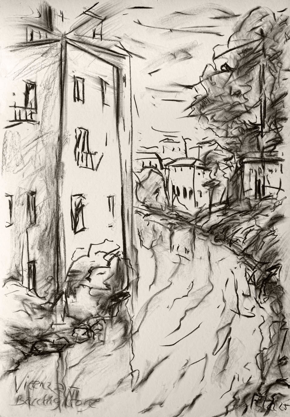 Bildtitel: Blick von der Brücke San Paolo auf den Fluss Retrone in Vicenza II Kurzbeschreibung: Die Schwarz-Weiß-Zeichnung zeigt eine expressive Skizze einer Stadtlandschaft an einem Gewässer. Auf der linken Bildseite ragt ein schmales, hohes Gebäude mit mehreren, teils offen wirkenden Fenstern und einem kleinen Balkon empor. Rechts daneben deutet sich eine Brücke oder ein Uferweg an, der zu weiteren, flacheren Häuserzeilen im Hintergrund führt. Am rechten Bildrand wuchern großflächig skizzierte Baumkronen. Im unteren Bereich der Zeichnung fließt der Fluss, dessen Wasseroberfläche mit starken, wellenförmigen Schraffuren und Lichtreflexen (weiße Aussparungen) lebendig dargestellt ist. Die Linienführung ist rasant und spontan, eingefangen mit kräftigen Kohlestrichen. Am unteren Rand befinden sich die Beschriftung "Vicenza", ein teilweise lesbarer Titel und die Signatur des Künstlers. Technik: Kohlestift auf Karton, 2025 Künstler: Peter Flachmann (Diese Kurzbeschreibung wurde mit KI erstellt.)