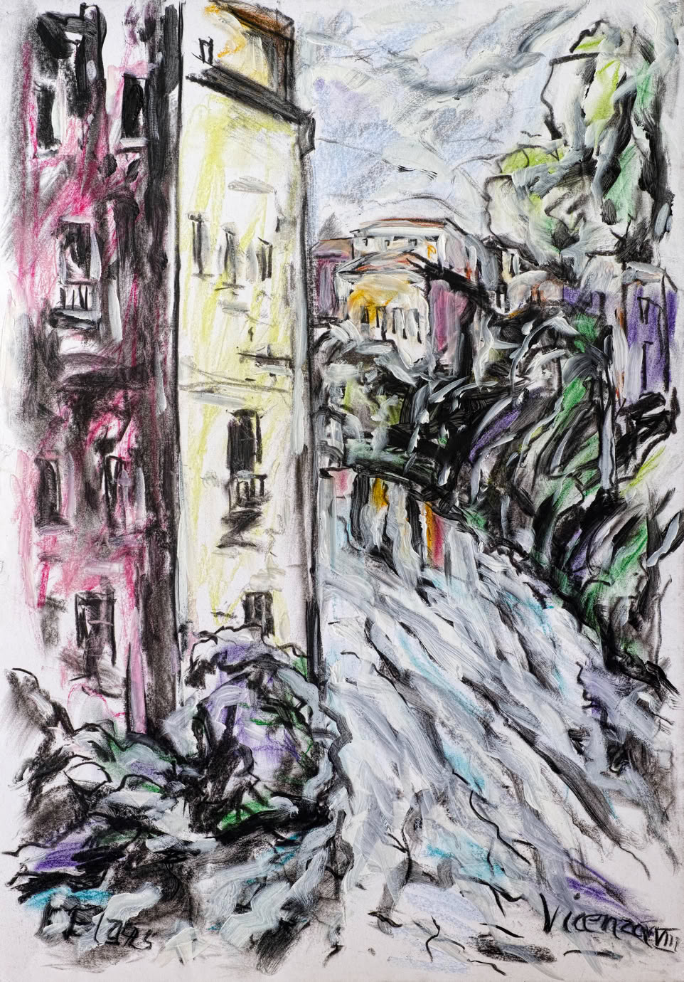 Bildtitel: Blick von der Brücke San Paolo auf den Fluss Retrone in Vicenza I Kurzbeschreibung: Die farbige Skizze zeigt eine expressive Flussansicht. Auf der linken Seite dominieren zwei schmale, hohe Gebäude mit Fenstern und kleinen Balkonen, wobei das vordere in hellem Gelb und das dahinterliegende in kräftigem Rosa/Magenta gehalten ist. Im Vordergrund wachsen dunkle, mit Grün, Violett und Schwarz skizzierte Büsche. Rechts öffnet sich der Blick auf den Fluss, dessen Wasseroberfläche durch schnelle, diagonale Pastellstriche in Grau und hellem Blau dynamisch dargestellt ist. Im Hintergrund jenseits des Wassers sind weitere, teilweise in warmen Tönen leuchtende Gebäude zu erkennen. Die Zeichnung nutzt starke Kontraste zwischen dunkler Kohlestiftlinie und bunten Pastellkreiden. Am unteren Rand befinden sich die Künstlersignatur, die Jahreszahl "25" und die Ortsangabe "Vicenza". Technik: Kohlestift und Farbpastellkreiden auf Karton, 2025 Künstler: Peter Flachmann (Diese Kurzbeschreibung wurde mit KI erstellt.)