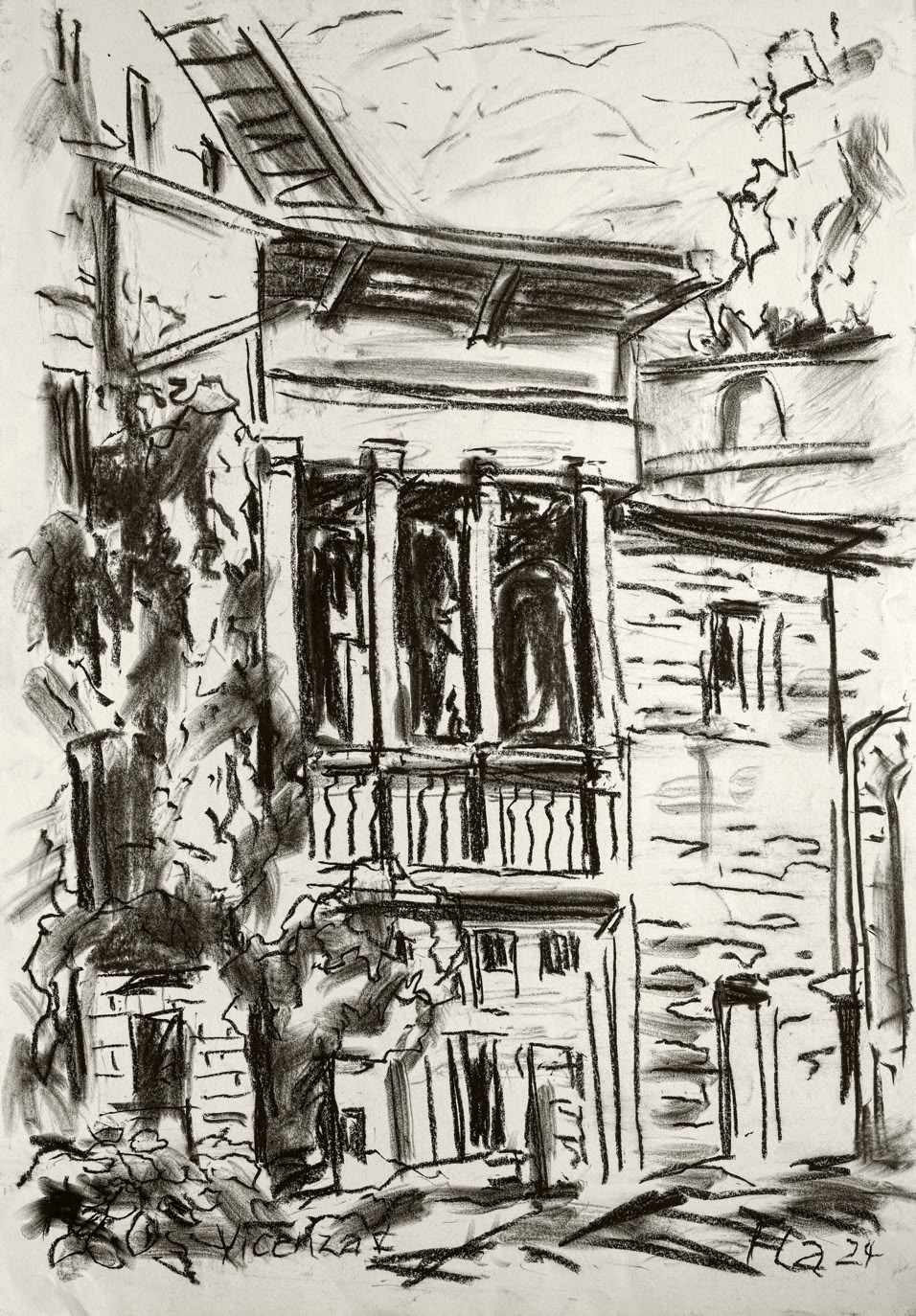 Bildtitel: Im Eingangsbereich des Teatro Olimpico, Vicenza Kurzbeschreibung: Die Schwarz-Weiß-Zeichnung zeigt eine stimmungsvolle, leicht verwitterte Gebäudefassade im Eingangsbereich. Das zentrale Motiv ist ein überdachter, hölzerner Balkon oder Erker, der von schlanken Stützen eingerahmt wird und mit einem filigranen Geländer versehen ist. Unter diesem Vorbau liegen dunkle Tür- und Fensteröffnungen im Erdgeschoss. Die linke Seite des Gebäudes wird von dichtem, expressiv schraffiertem Blattwerk und einem herabhängenden Ast überwuchert, was der Szenerie einen malerischen, historischen Charakter verleiht. Die Struktur der Fassade ist mit flüchtigen, horizontalen Kohlestrichen angedeutet. Am unteren Rand sind die Ortsangabe "Vicenza" sowie die Signatur des Künstlers und die Jahreszahl "24" zu erkennen. Technik: Kohlestift auf Karton, 70 x 100 cm, 2024 Künstler: Peter Flachmann (Diese Kurzbeschreibung wurde mit KI erstellt.)