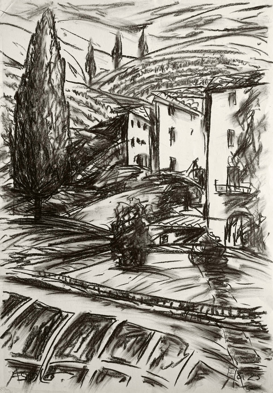 Bildtitel: Landschaft bei Asolo I Kurzbeschreibung: Die Schwarz-Weiß-Zeichnung zeigt eine hügelige Landschaft mit einem markanten Gebäudeensemble und typischer mediterraner Vegetation. Im Vordergrund sind mehrere terrassierte Felder oder Weinberge mit kräftigen, strukturierten Strichen angedeutet, durch die sich ein Weg mit einem Geländer zieht. Ein großer, dunkel schraffierter Baum (vermutlich eine Zypresse) ragt links markant in die Höhe und bildet einen starken Kontrast zum hellen Papier. In der Bildmitte steht ein mehrstöckiges, helles Gebäude mit unregelmäßigen Fenster- und Türöffnungen und einem kleinen Balkon. Dahinter steigen die sanften Hügel an, auf denen weitere, zarter gezeichnete Zypressen und Baumgruppen zu erkennen sind. Der Himmel ist mit lockeren, horizontalen Kohleschraffuren gestaltet. Unten links befindet sich die Signatur des Künstlers mit der Jahreszahl "25". Technik: Kohlestift auf Karton, 70 x 100 cm, 2025 Künstler: Peter Flachmann (Diese Kurzbeschreibung wurde mit KI erstellt.)
